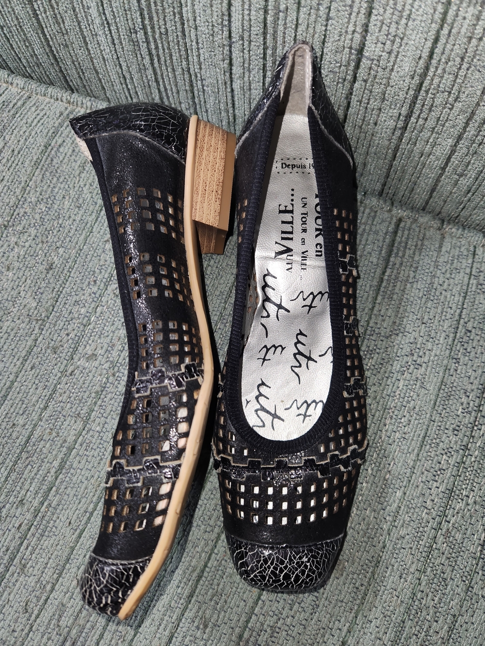 πUtv Black Cutout Leather Flats